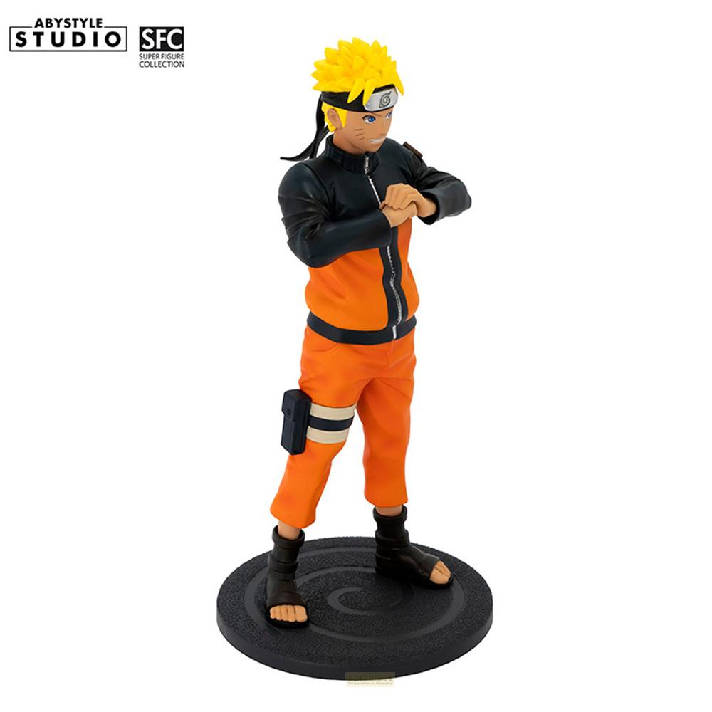 Figura de Naruto con traje naranja, chaqueta negra y cinta en la cabeza, sobre base negra.