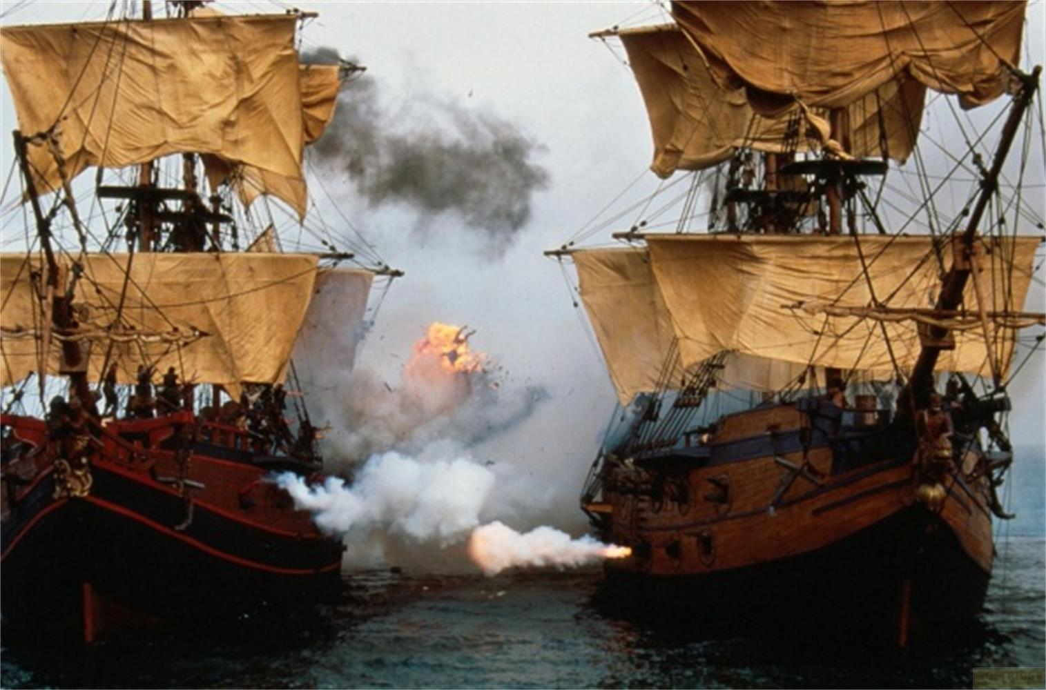 Due navi storiche in battaglia, con fuoco di cannone ed esplosioni.
