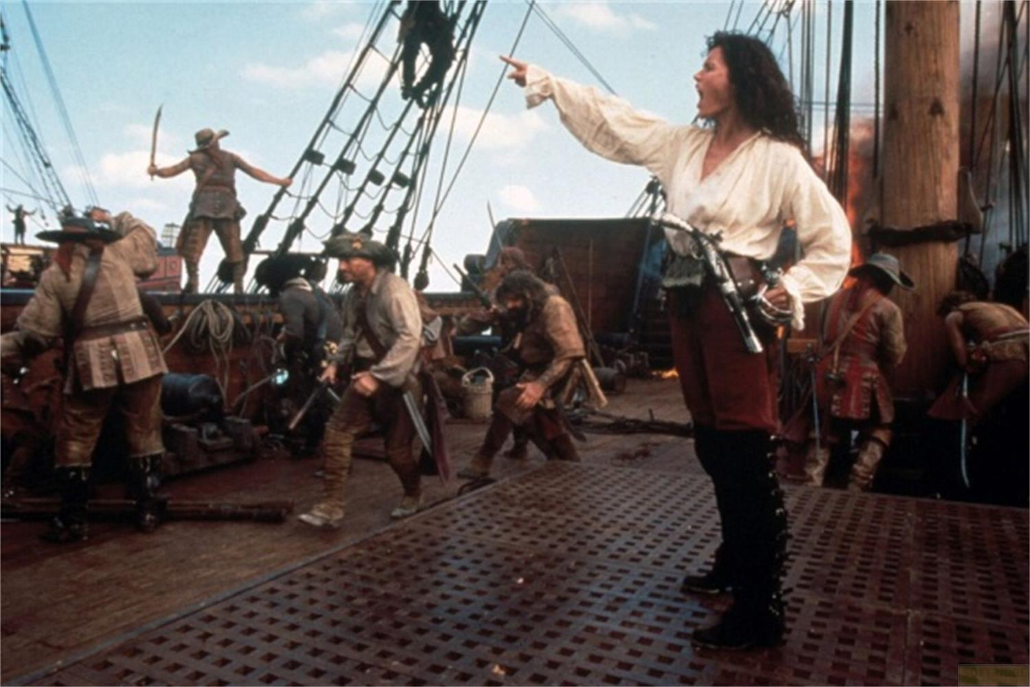Pirati su una nave, uno punta in avanti.