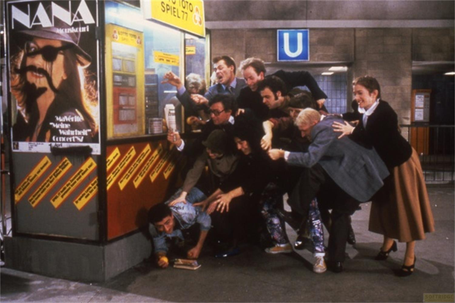 La gente si accalca davanti a uno sportello dei biglietti della metropolitana.
