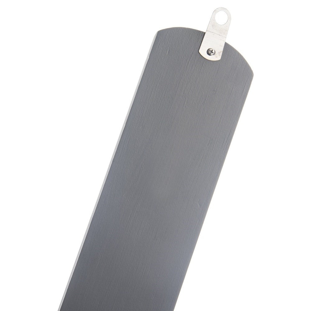 Aspa de ventilador de techo gris con soporte metálico y tornillo.