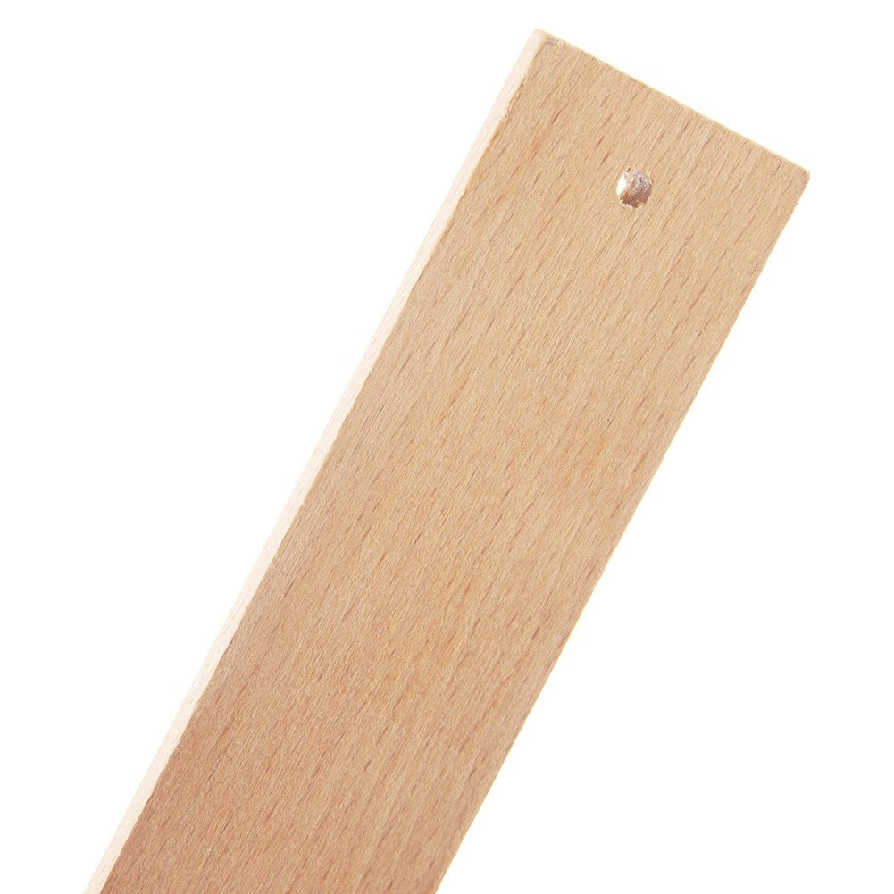 Una regla de madera marrón claro con un pequeño agujero en el extremo superior.