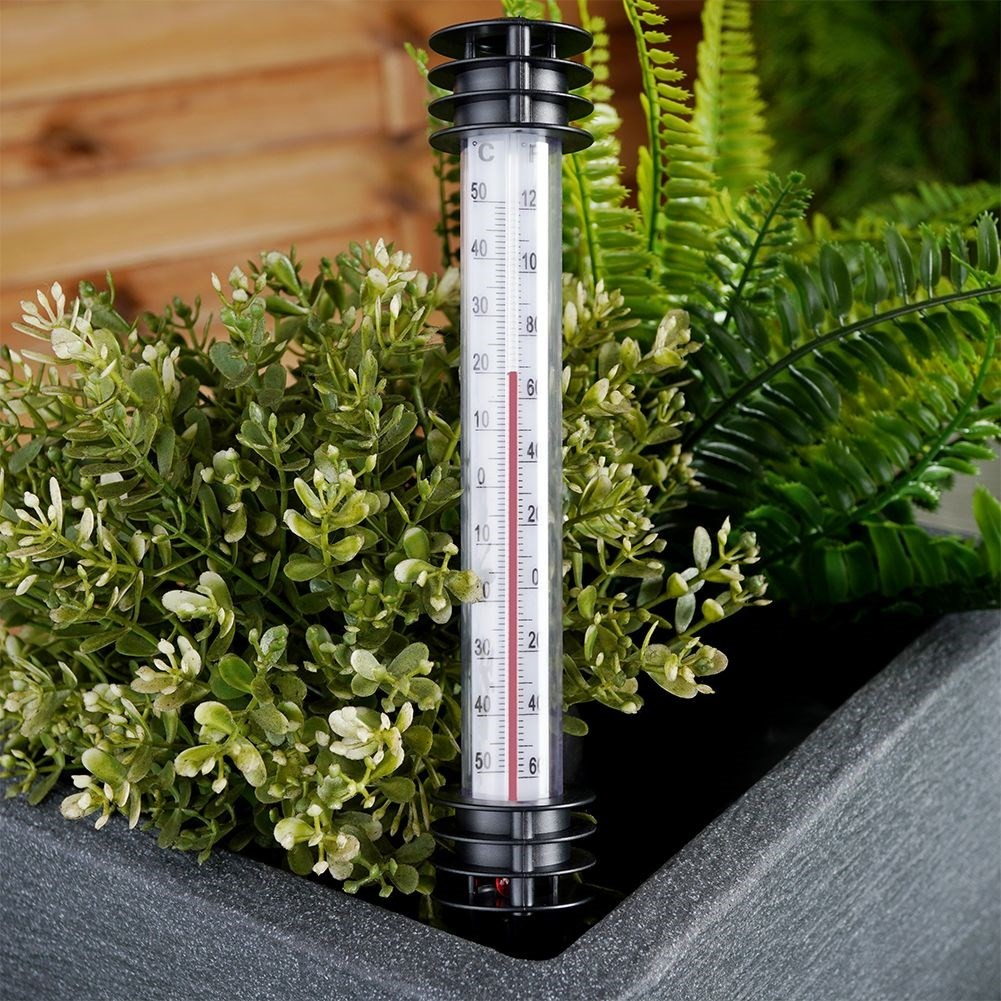 Un termómetro en una maceta con plantas muestra 7 grados Celsius.