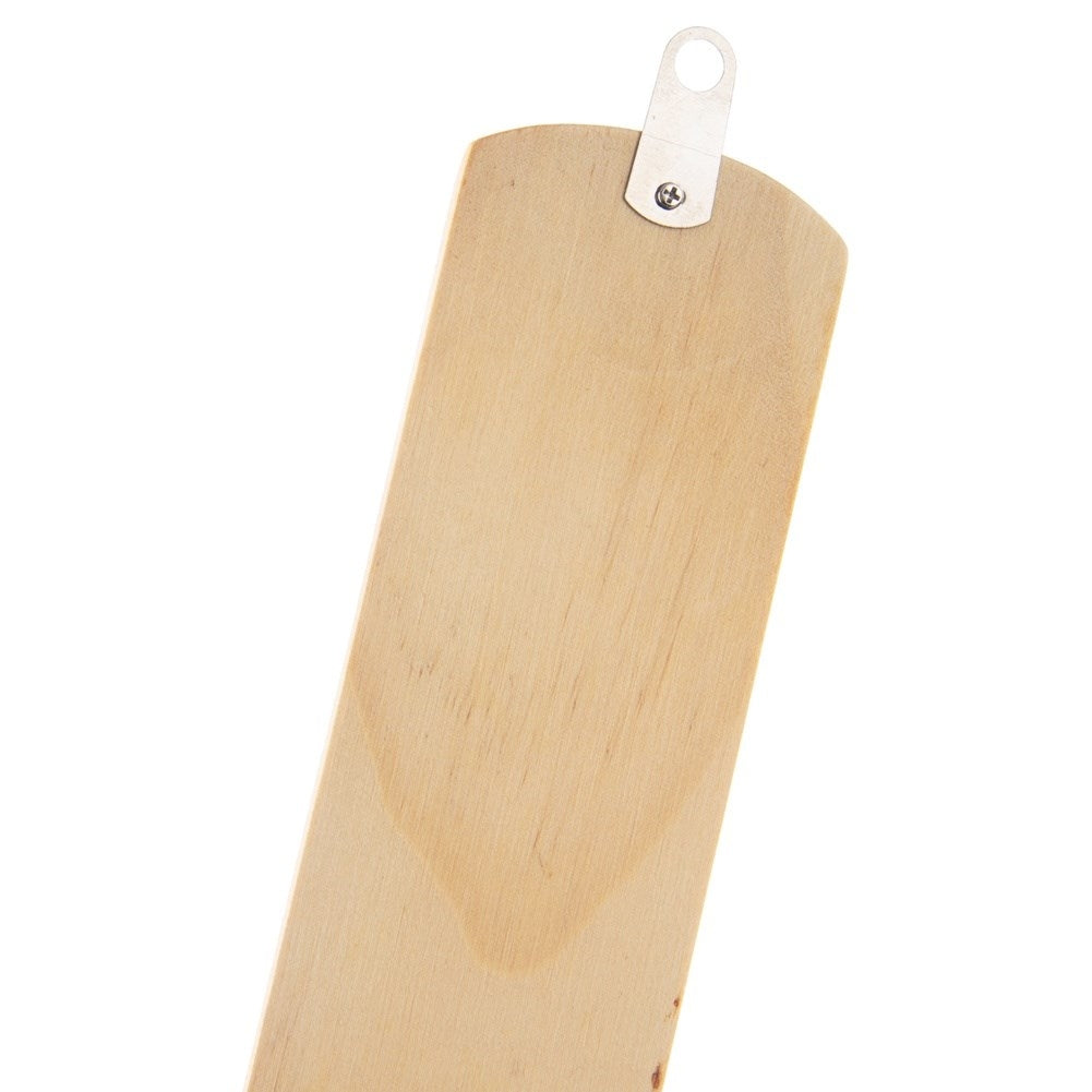 Un brazo de madera con un lazo y tornillo de metal, aislado en blanco.