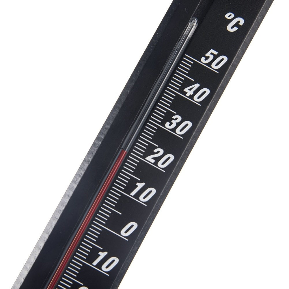 Un termómetro negro con líquido rojo muestra más de 20 grados Celsius.