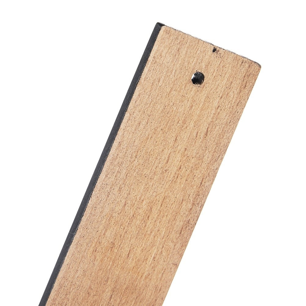 Una tira de madera con borde negro y un agujero arriba a la derecha.