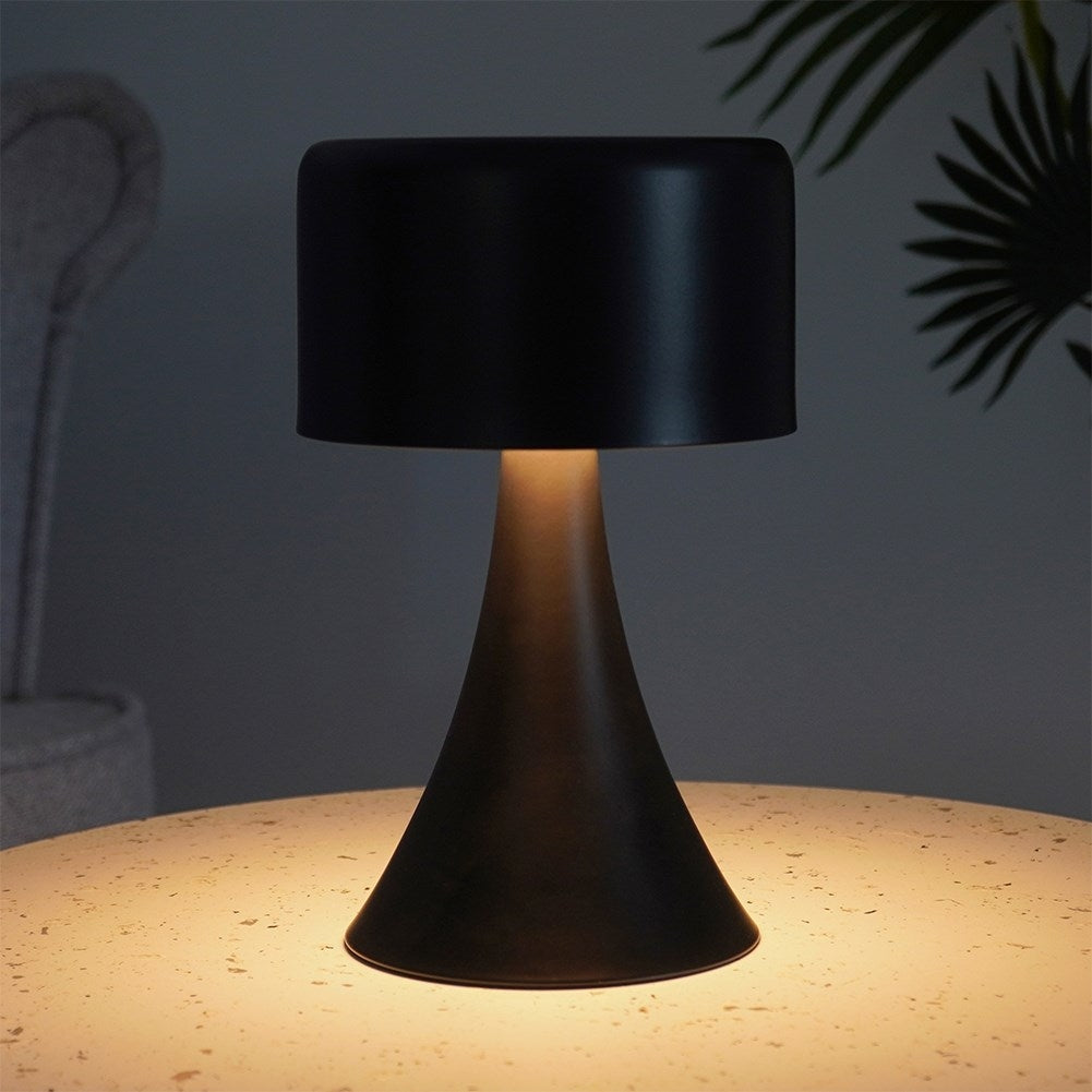 Una lámpara de mesa negra con pantalla cilíndrica y base cónica.