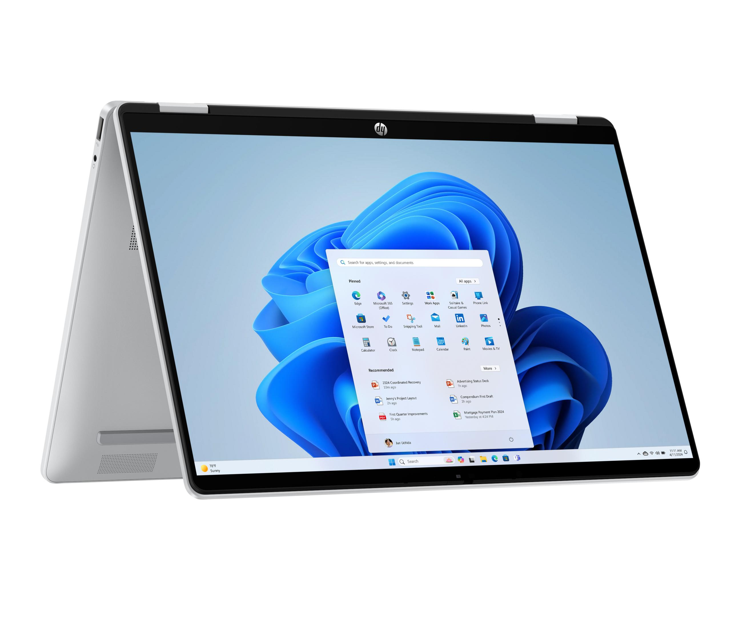 Ein silberner HP Laptop mit Windows 11-Startmenü und blauen Wellen.