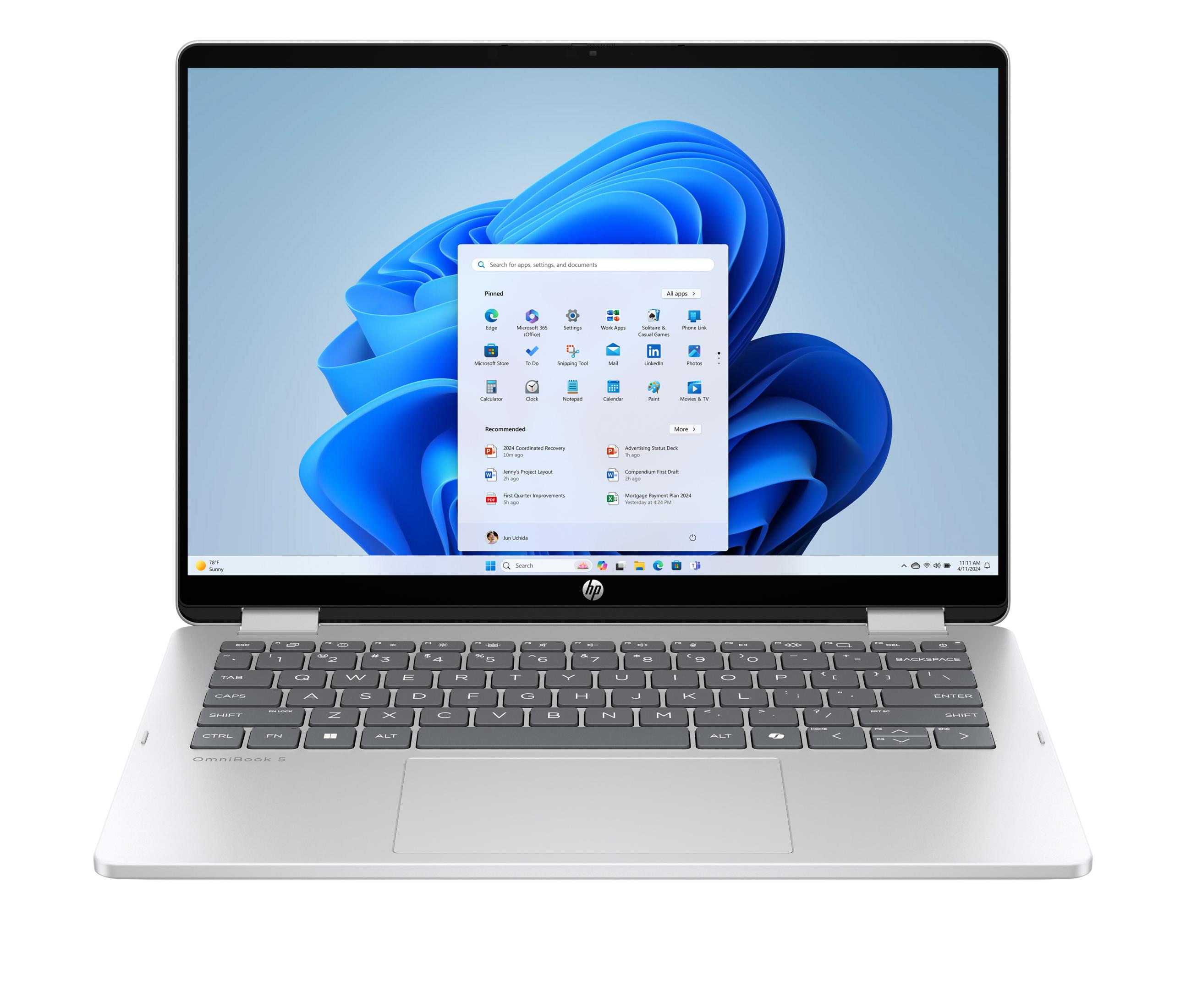 Ein geöffneter Laptop mit Windows 11, der das Startmenü und die Tastatur zeigt.
