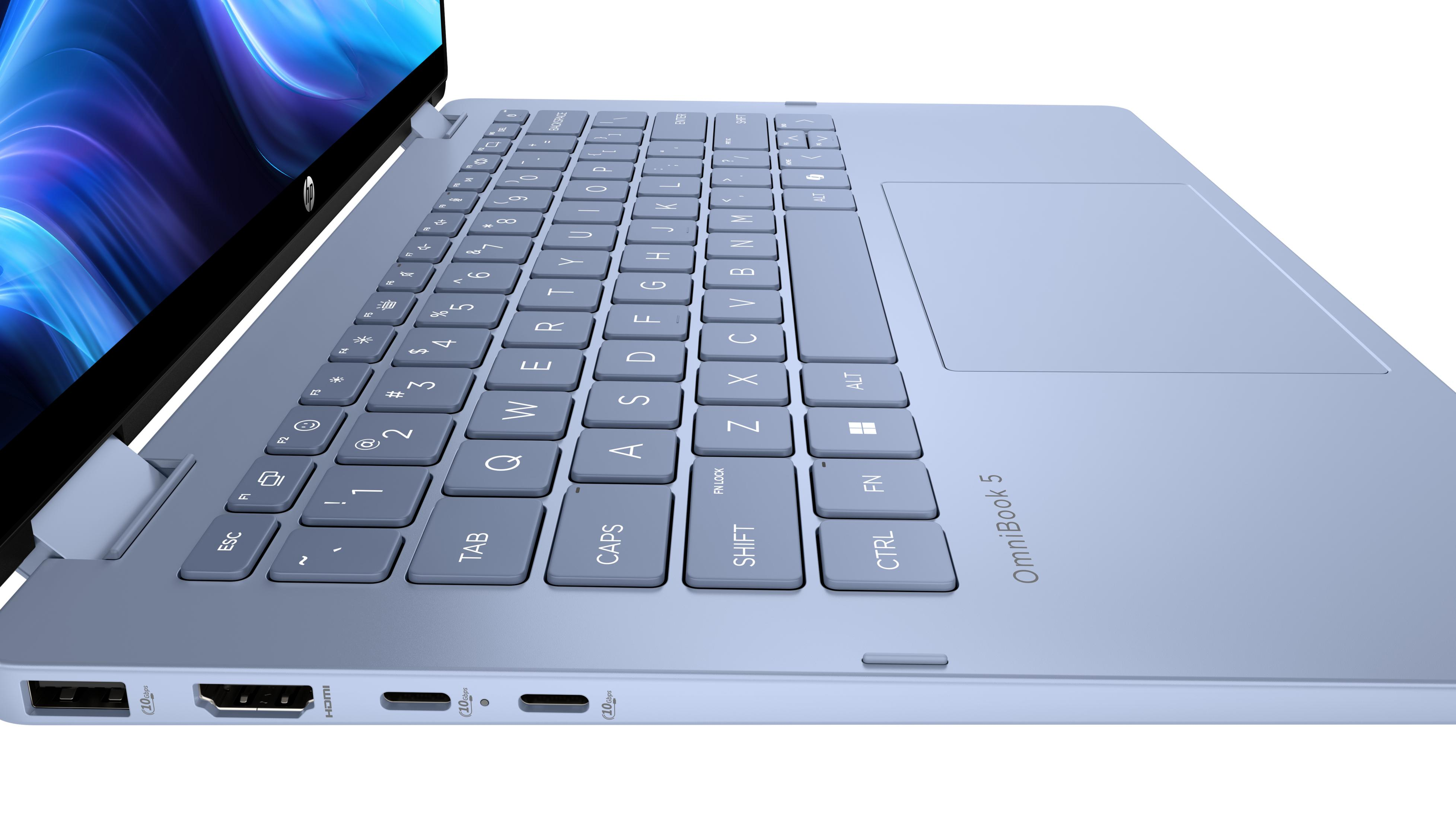 Ein hellblaues Notebook mit beleuchtetem Bildschirm und Tastatur. Anschlüsse sind sichtbar.