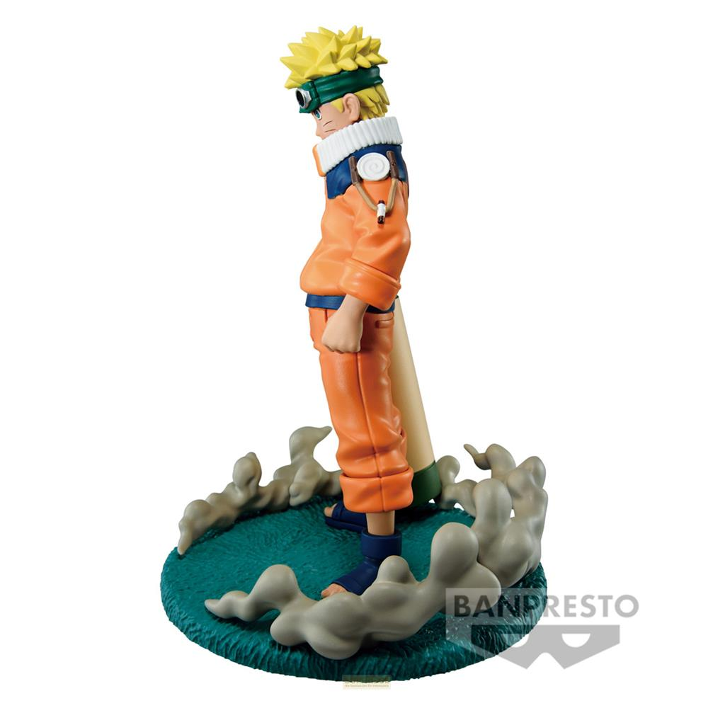 Naruto Figur auf grünem Sockel mit Rauch-Effekten, trägt orangefarbene Kleidung.