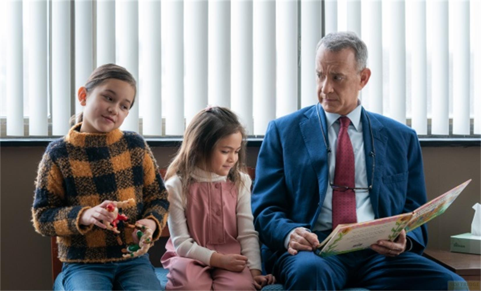 Un uomo legge un libro a due bambine.