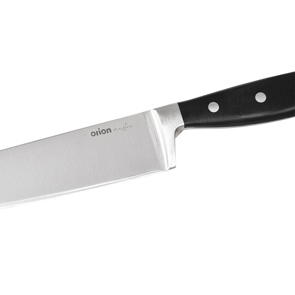 Un cuchillo de cocina con mango negro y hoja plateada con letras.