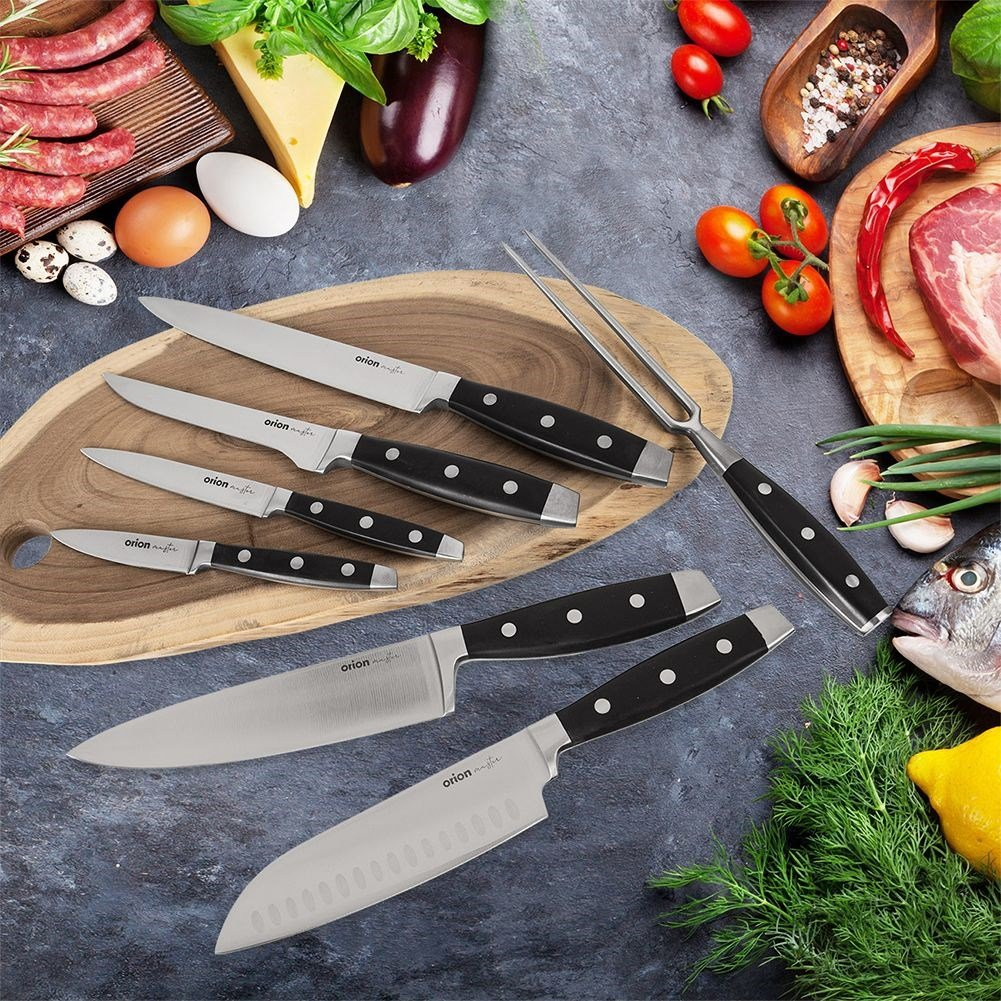 Set de cuchillos de cocina sobre tabla de madera con ingredientes como carne, pescado, verduras y frutas.