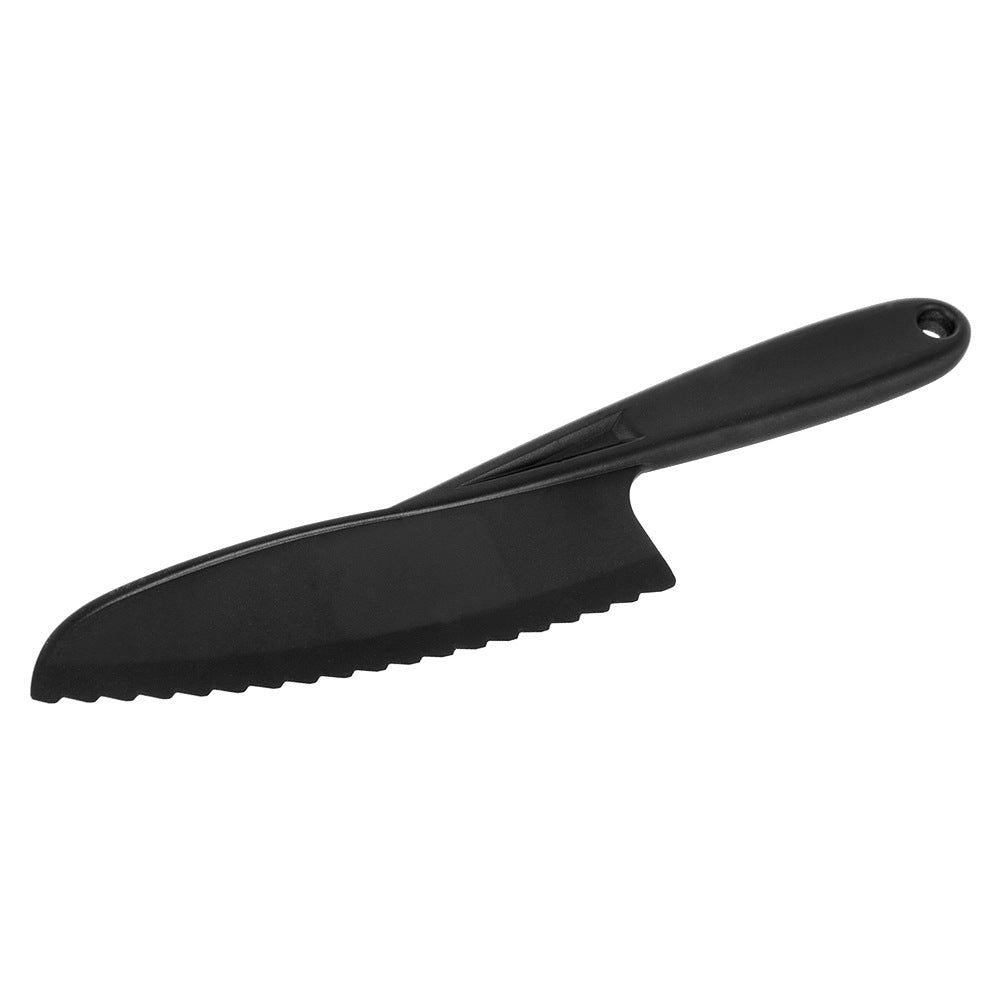 Un cuchillo infantil negro con borde dentado y mango ergonómico.