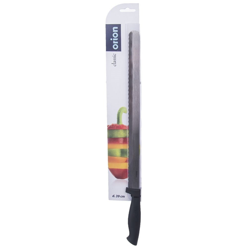 Un cuchillo para pan con mango negro en embalaje con corte de pimiento.