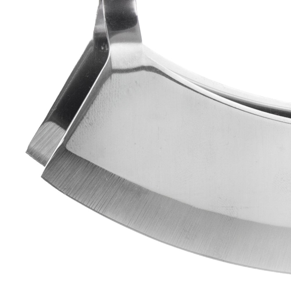 Primer plano de un cuchillo mezzaluna plateado con hoja curva y mango.