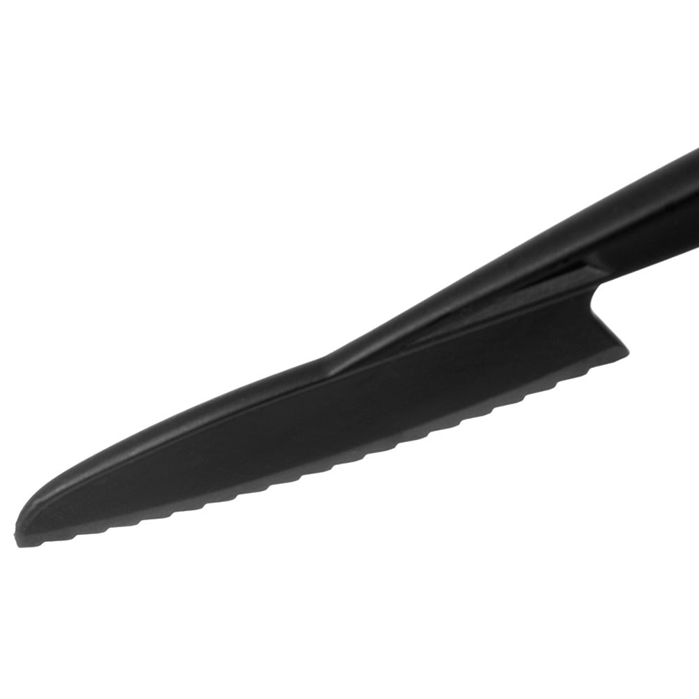 Un cuchillo negro con filo dentado sobre fondo blanco.