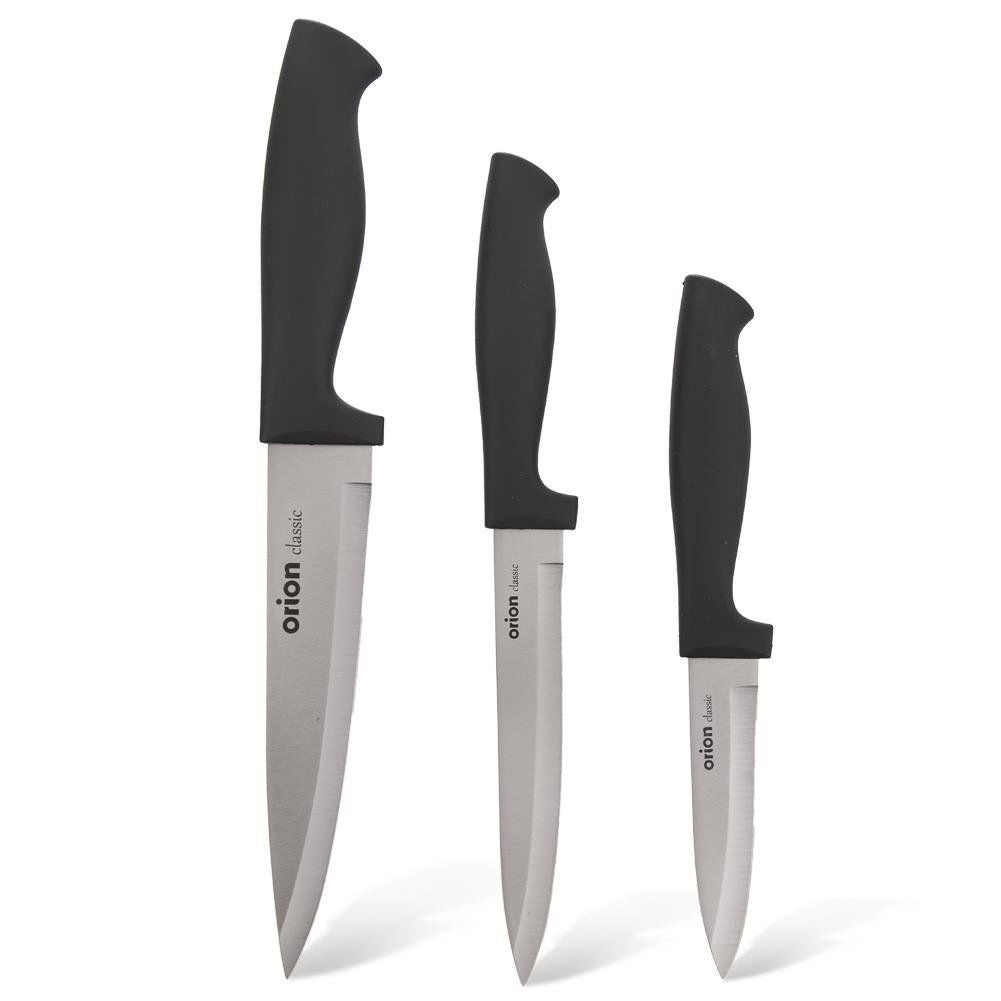 Tres cuchillos de cocina con mangos negros y hojas plateadas están uno al lado del otro.