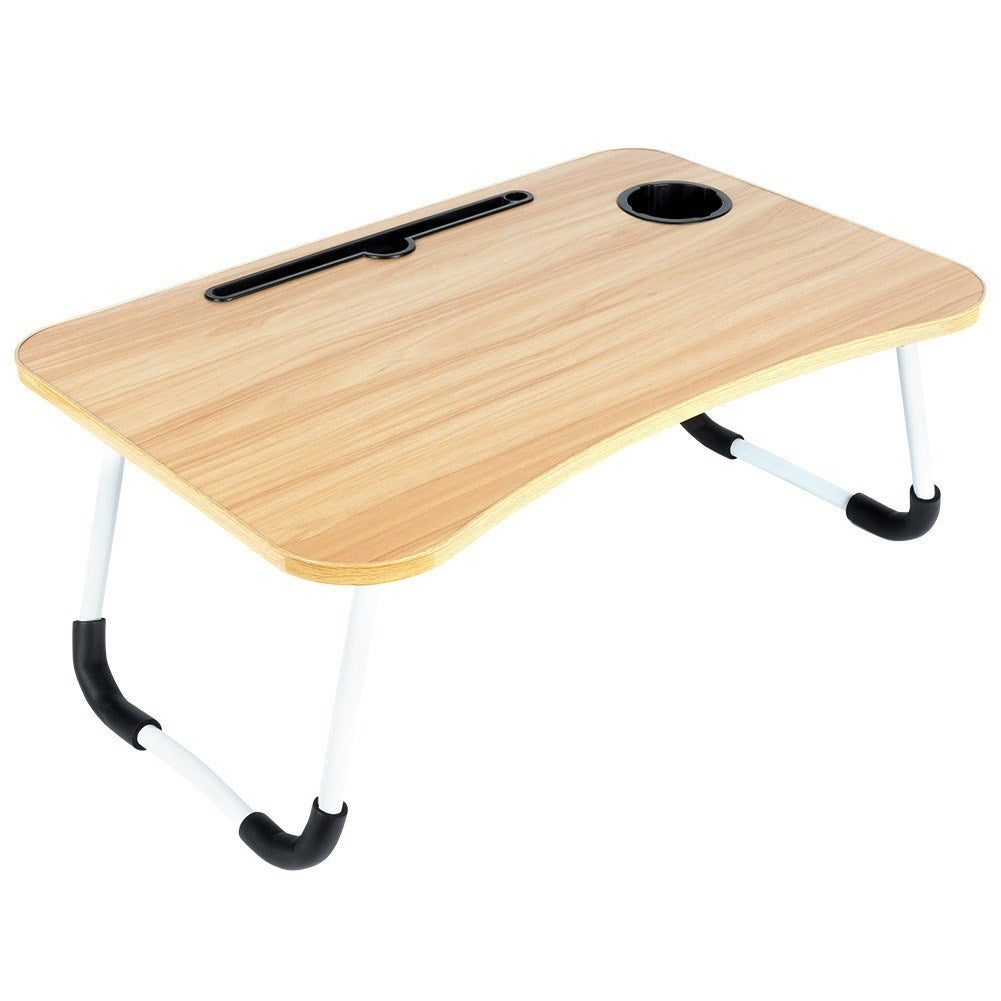 Mesa de portátil de madera con patas plegables blancas, soporte para teléfono y portavasos.