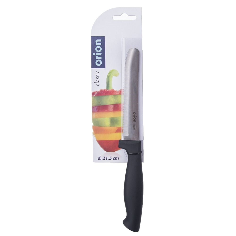 Un cuchillo de pan con mango negro y hoja dentada sobre envase con rodajas de pimiento.