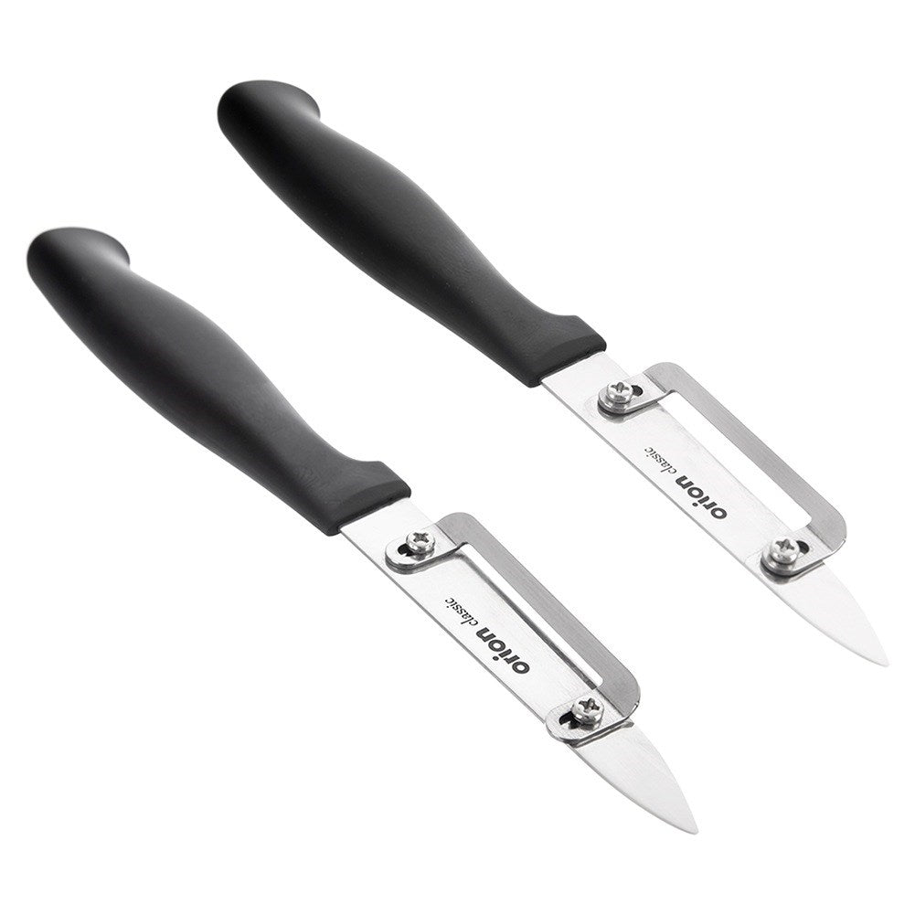 Dos peladores de verduras con mangos negros y cuchillas de metal sobre fondo blanco.