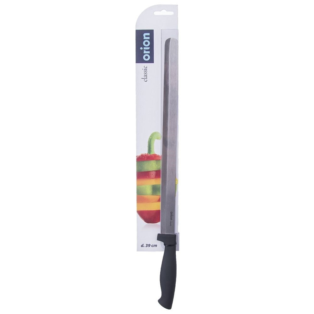 Un cuchillo largo plateado con mango negro en empaque con imagen de pimiento.
