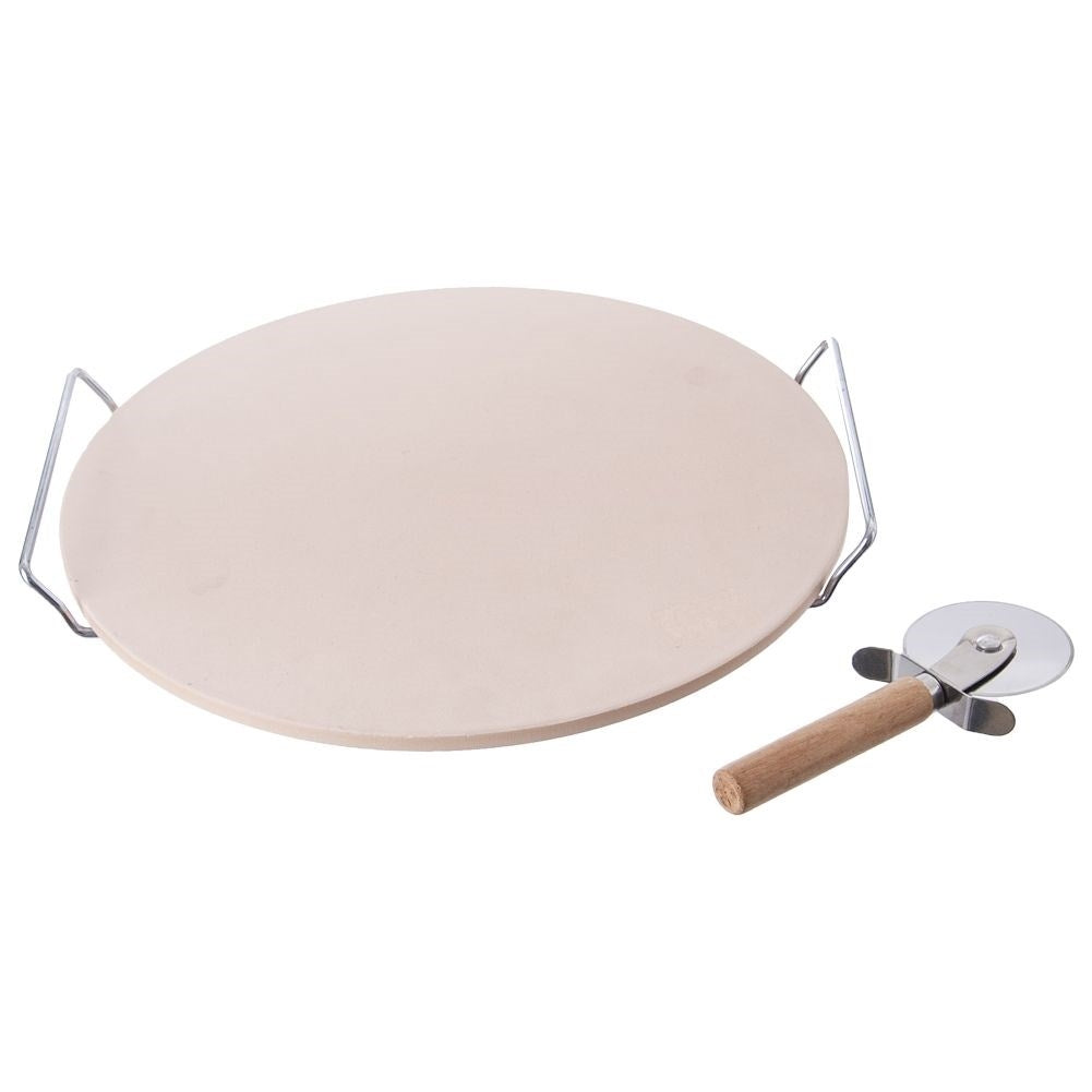 Una piedra para pizza redonda en una rejilla de metal y un cortador de pizza con mango de madera.