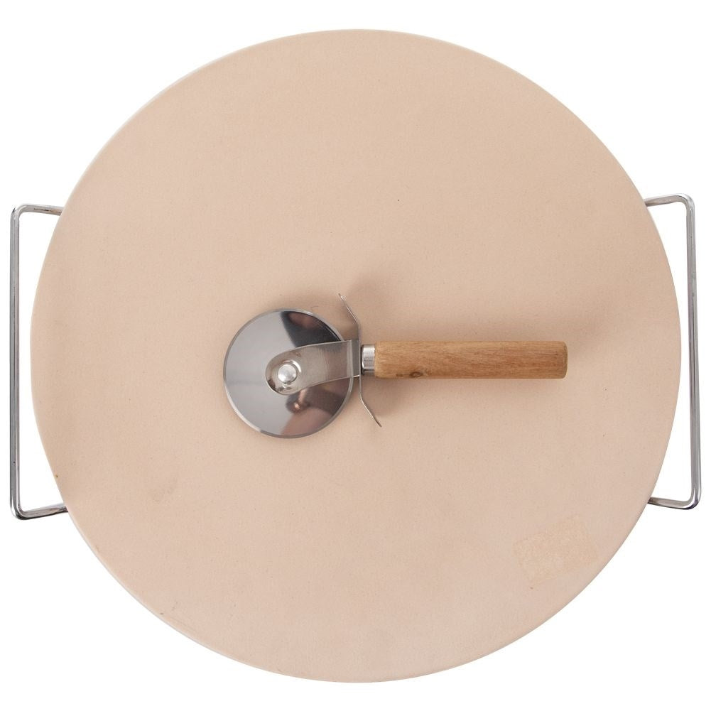 Una piedra para pizza redonda con cortador de pizza con mango de madera en soporte.