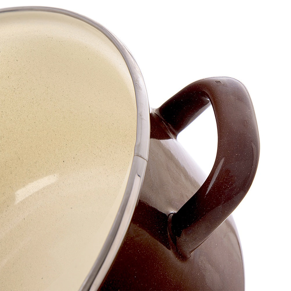 Primer plano de una olla de esmalte marrón con dos asas. El interior es beige claro.