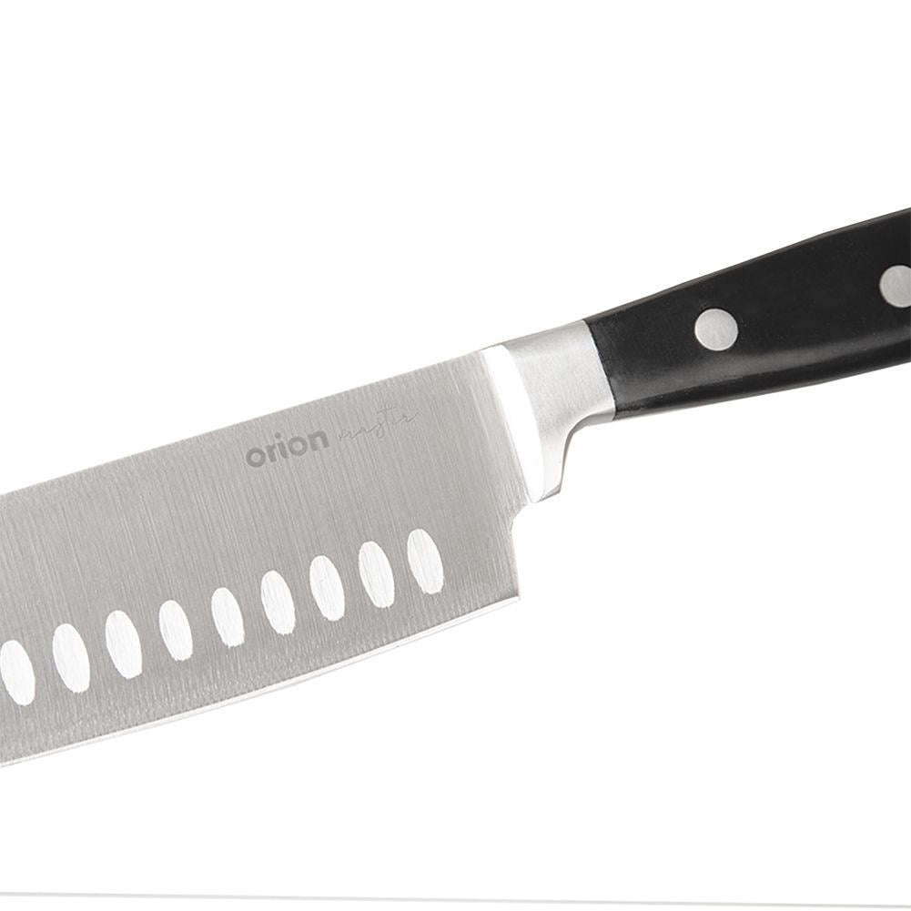 Primer plano de un cuchillo de cocina con hoja plateada y mango negro.