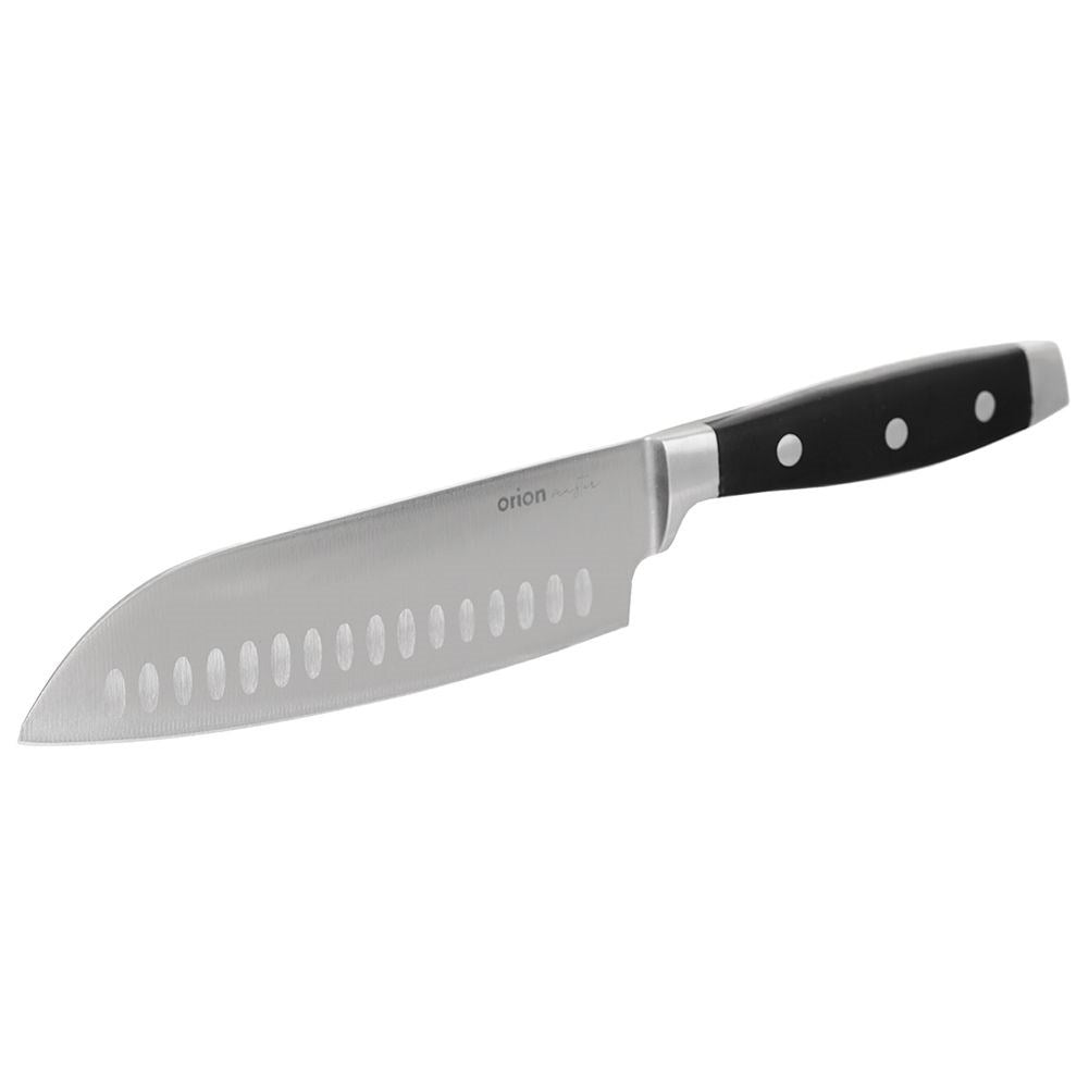 Un cuchillo plateado con mango negro y hendiduras redondas en la hoja.