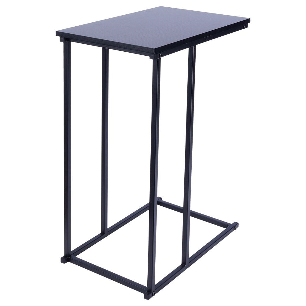 Schwarzer Beistelltisch mit Metallgestell.