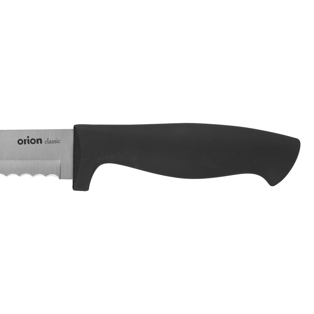Un cuchillo con mango negro y hoja dentada, sobre fondo blanco.