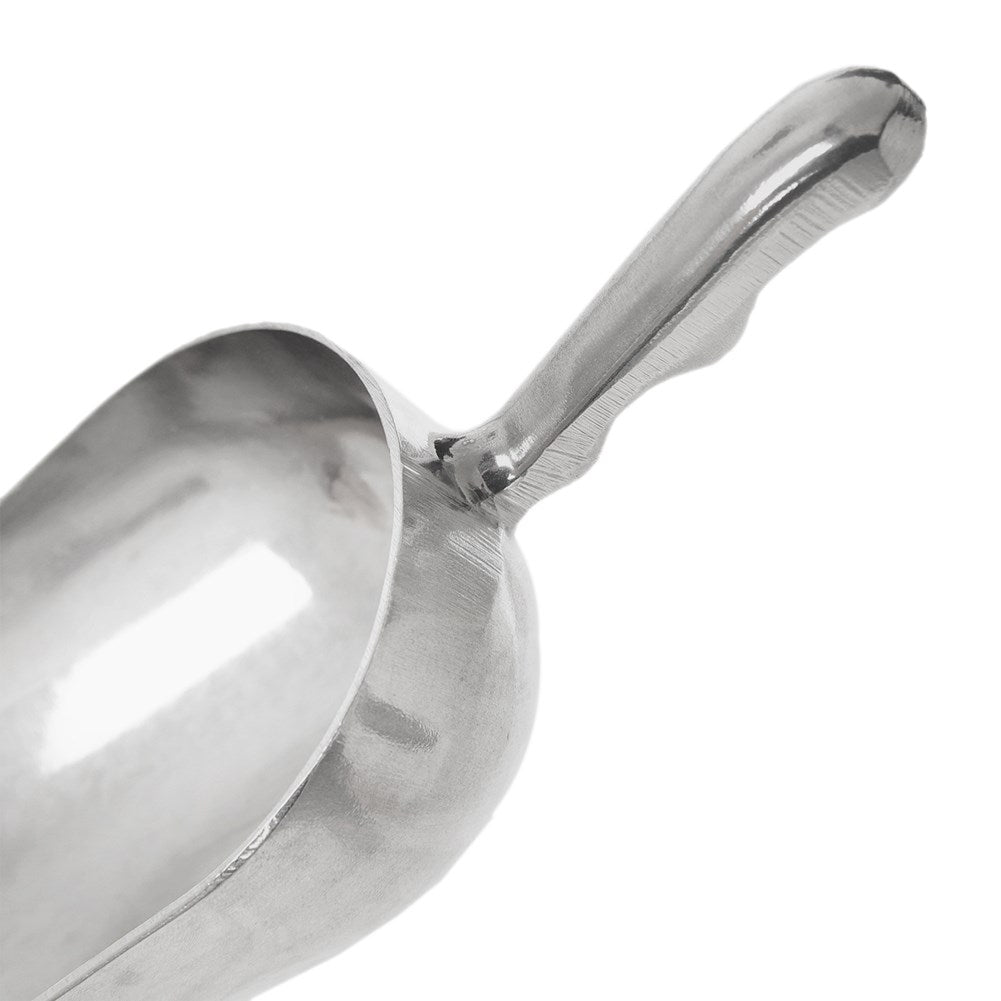 Un primer plano de una pala plateada con mango curvo sobre fondo blanco.