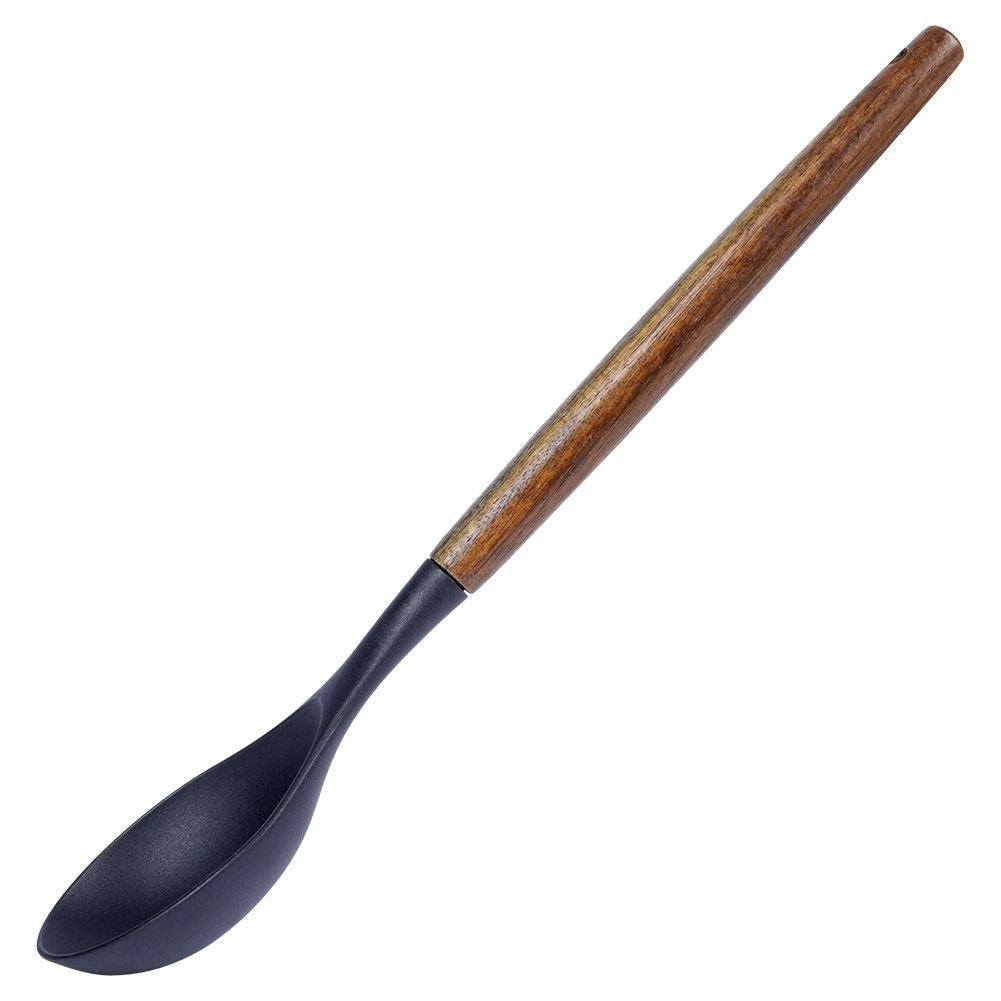 Una cuchara negra con mango de madera.