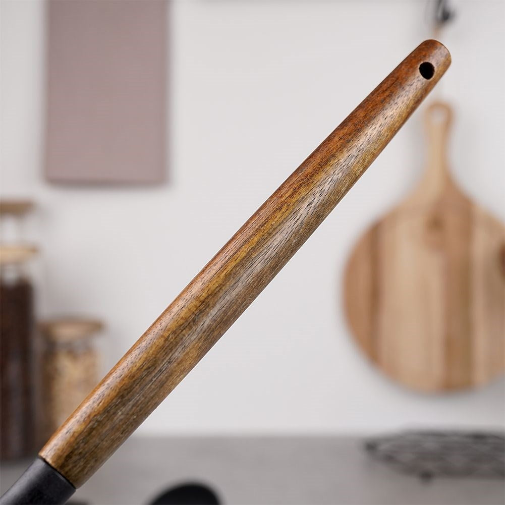 Mango de madera de utensilio de cocina con agujero, sobre fondo desenfocado.