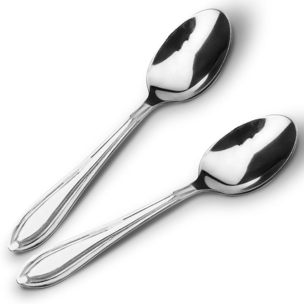 Dos cucharas plateadas brillantes yacen una al lado de la otra sobre fondo blanco.