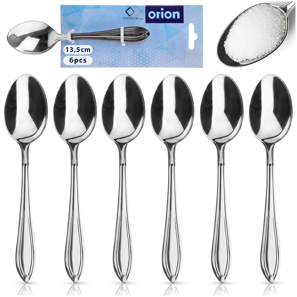 Seis cucharas brillantes sobre superficie blanca, con empaque y azúcar.