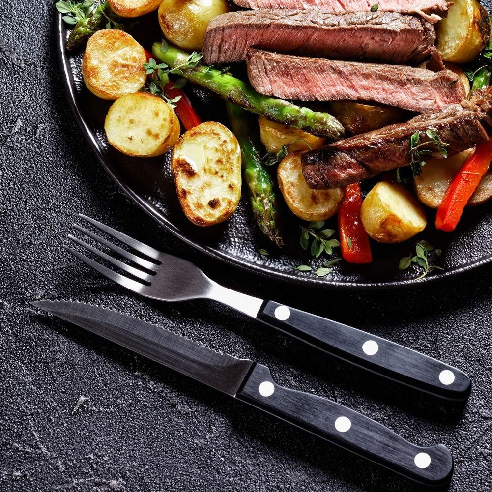 Filete en rodajas con patatas asadas, espárragos y pimientos rojos.
