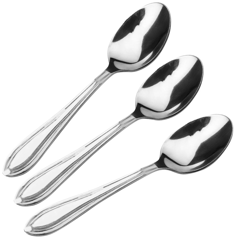 Tres cucharas metálicas brillantes dispuestas sobre fondo blanco.