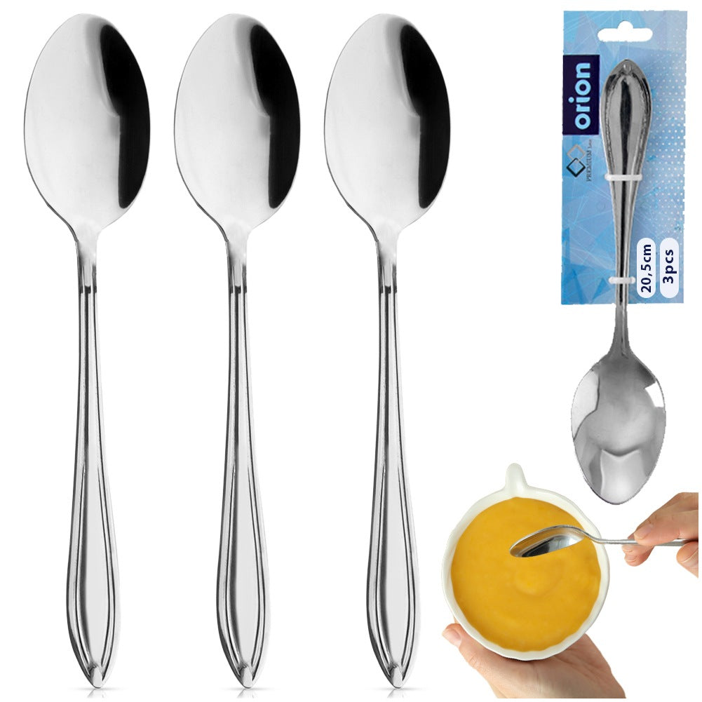 Tres cucharas brillantes con fondo blanco, un paquete y una cuchara en un cuenco.