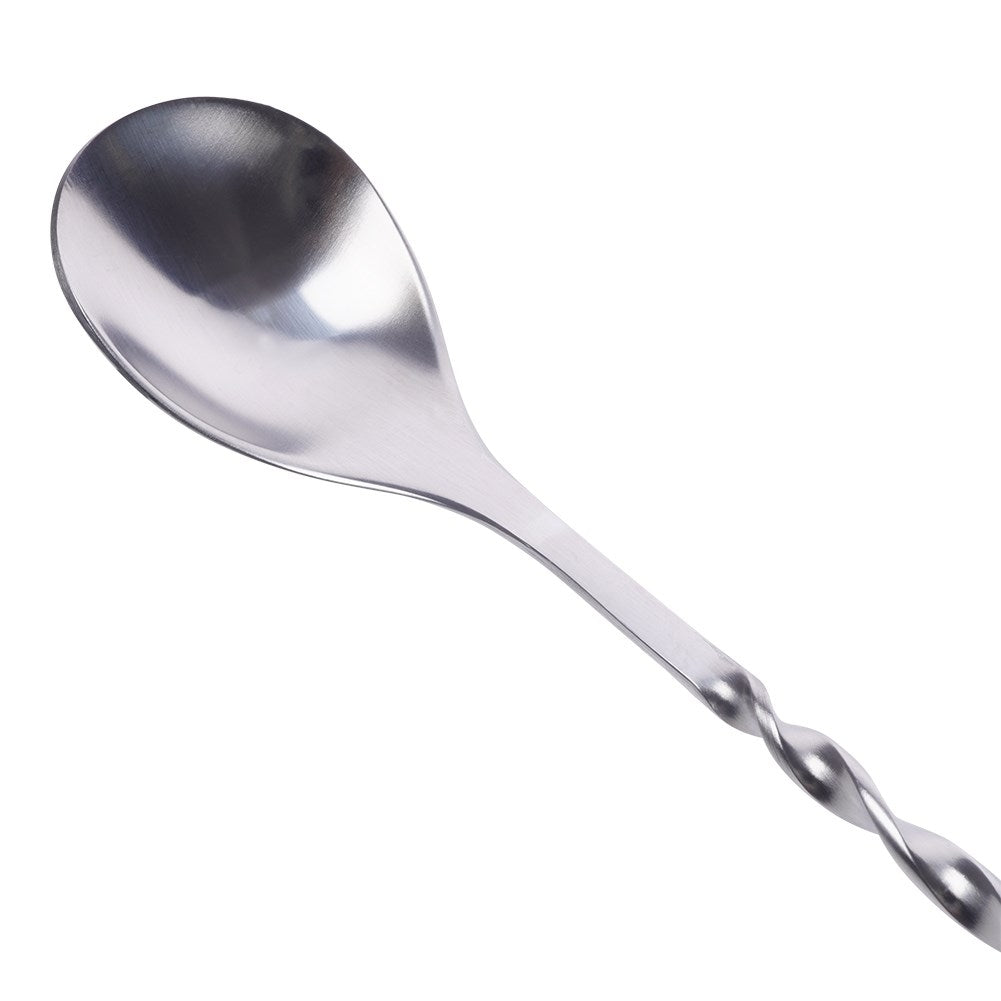 Un primer plano de una cuchara plateada con mango retorcido sobre fondo blanco.
