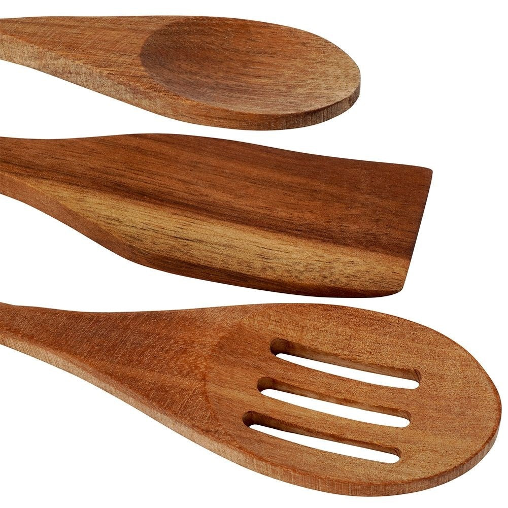 Tres utensilios de cocina de madera: cuchara, espátula y cuchara ranurada.