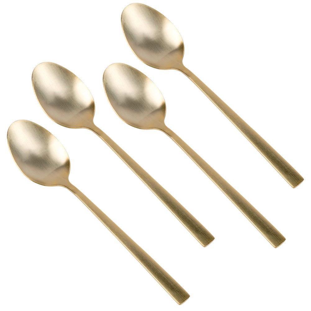 Cuatro cucharas doradas dispuestas una al lado de la otra.
