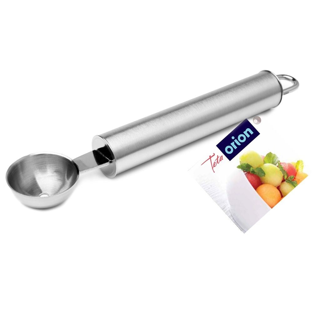 Sacabolas de metal; al lado un bol con bolas de fruta.