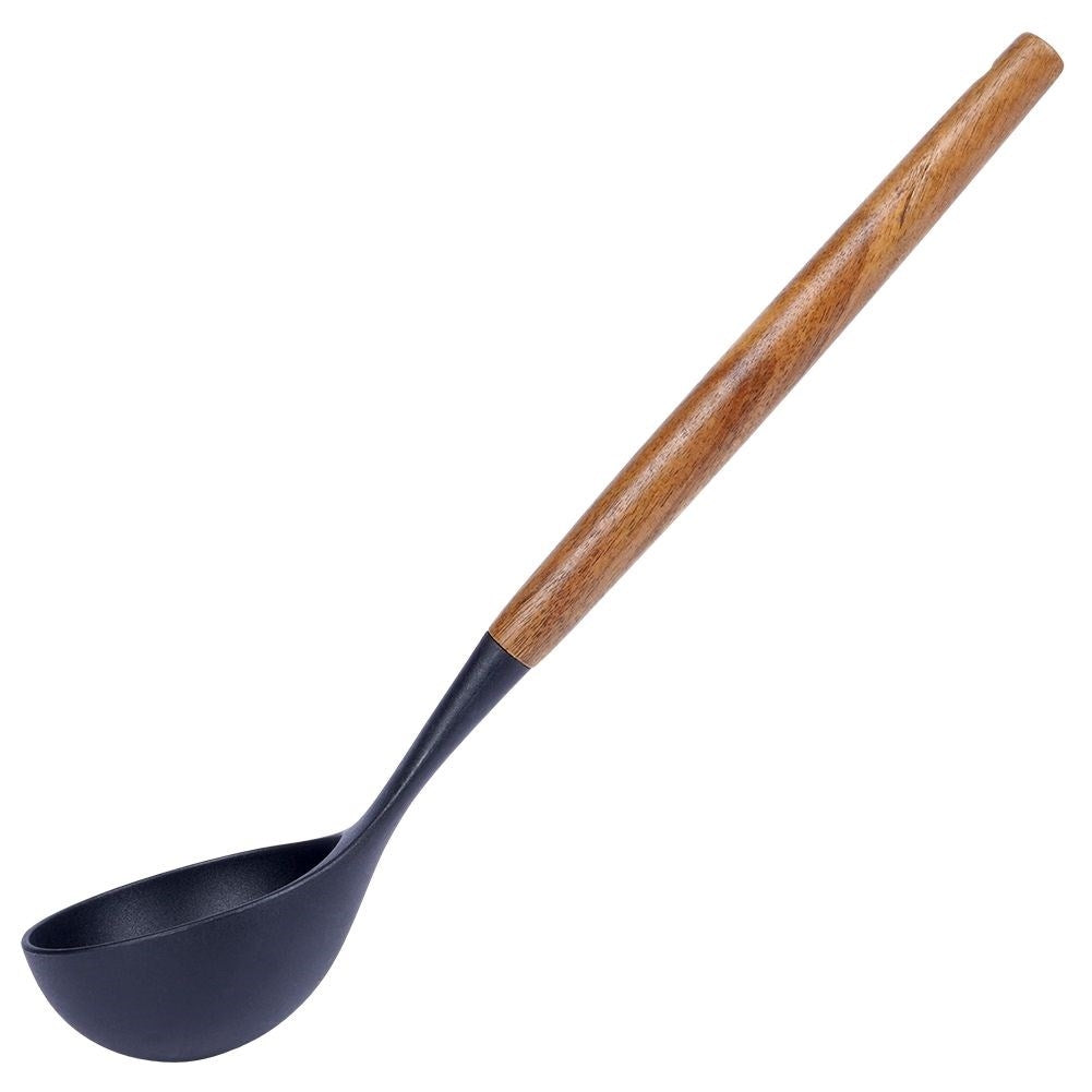 Un cucharón negro con mango de madera marrón.