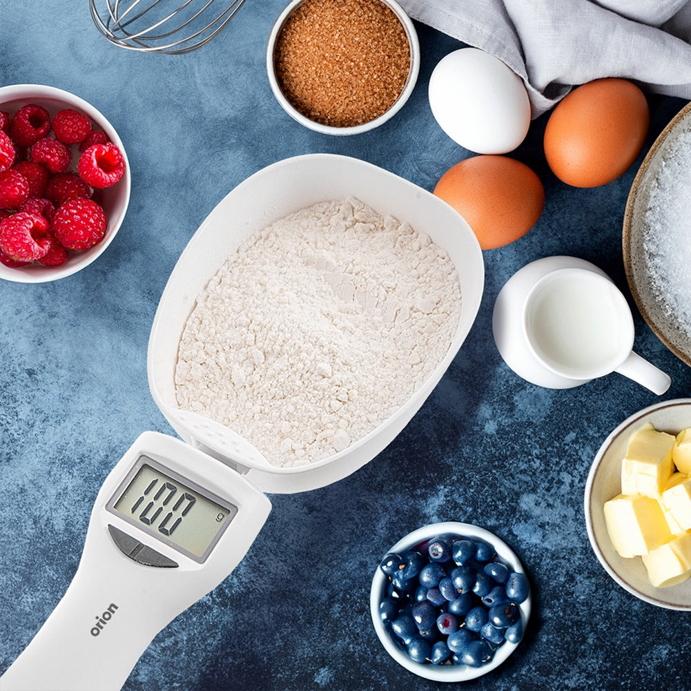 Ingredientes para hornear: harina, bayas, huevos, azúcar, leche, mantequilla y una cuchara medidora.