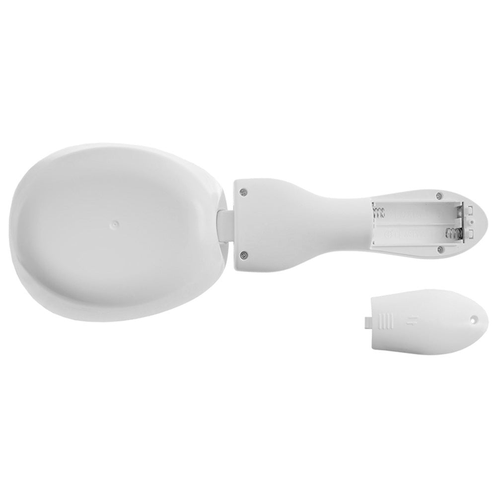 Una báscula blanca de mano con compartimento para pilas y tapa extraíble.
