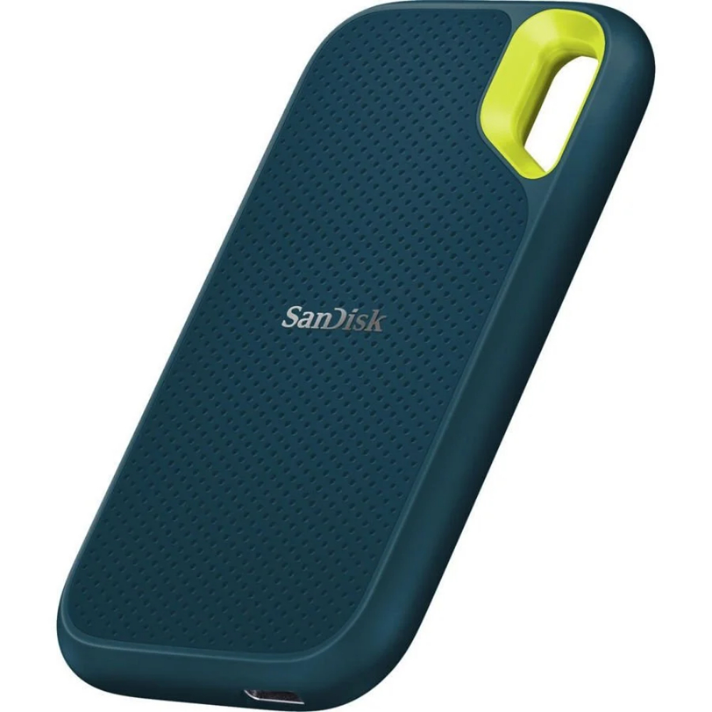Un SSD SanDisk bleu foncé avec une boucle jaune et une surface texturée.